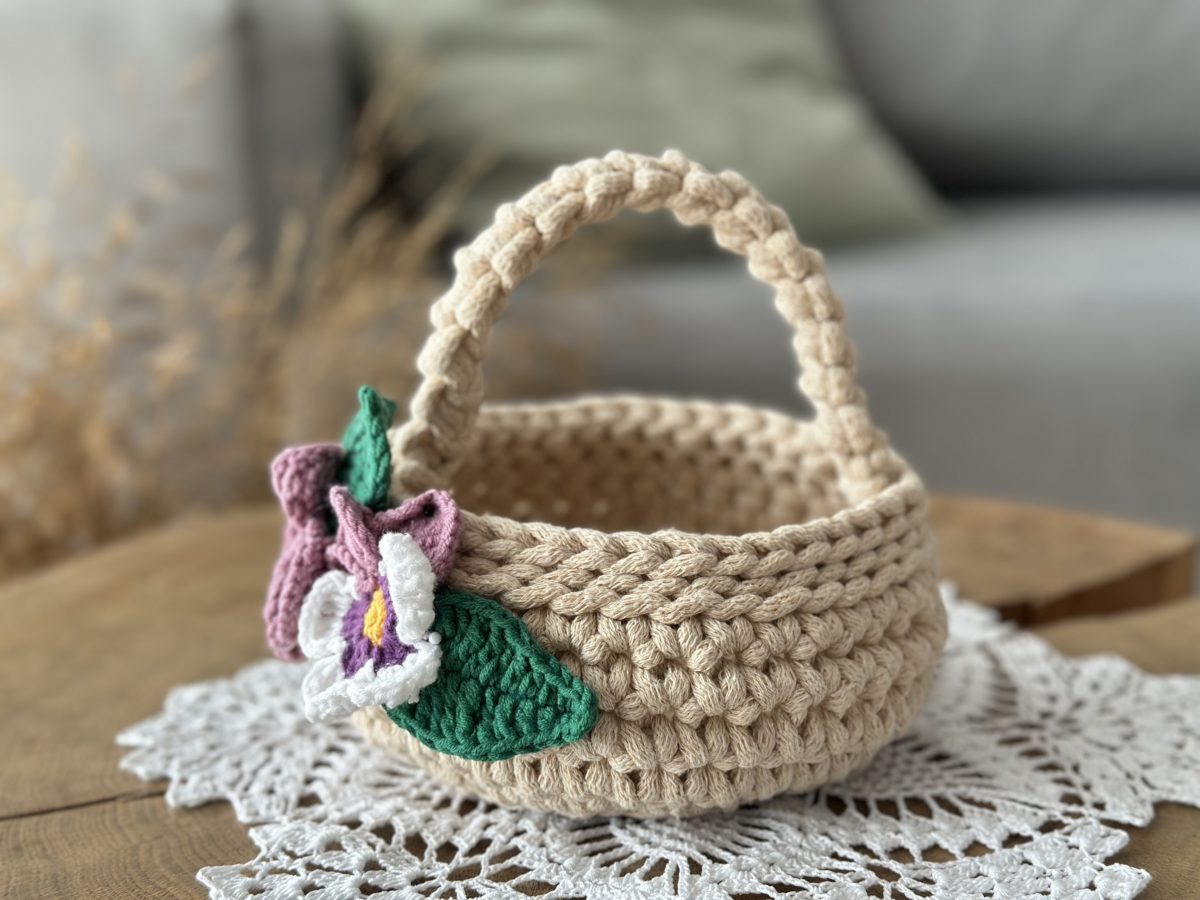 Dzieciecy-koszyczek-wielkanocny-na-szydelku-ze-sznurka-z-ozdoba-z-bratkami (5) Dziecięcy koszyczek wielkanocny z bratkami z kwiatkami dla dwulatki koszyczek dla trzylatki mały koszyczek wielkanocny ze snzurka na szydełku beżowy z odobą z dekoracją ręcznie robiony miękki