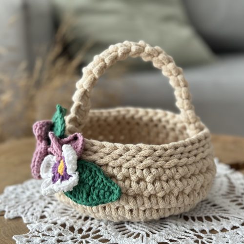 Dzieciecy-koszyczek-wielkanocny-na-szydelku-ze-sznurka-z-ozdoba-z-bratkami (5) Dziecięcy koszyczek wielkanocny z bratkami z kwiatkami dla dwulatki koszyczek dla trzylatki mały koszyczek wielkanocny ze snzurka na szydełku beżowy z odobą z dekoracją ręcznie robiony miękki