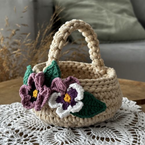 Dzieciecy-koszyczek-wielkanocny-na-szydelku-ze-sznurka-z-ozdoba-z-bratkami (9) Dziecięcy koszyczek wielkanocny z bratkami z kwiatkami dla dwulatki koszyczek dla trzylatki mały koszyczek wielkanocny ze snzurka na szydełku beżowy z odobą z dekoracją ręcznie robiony miękki