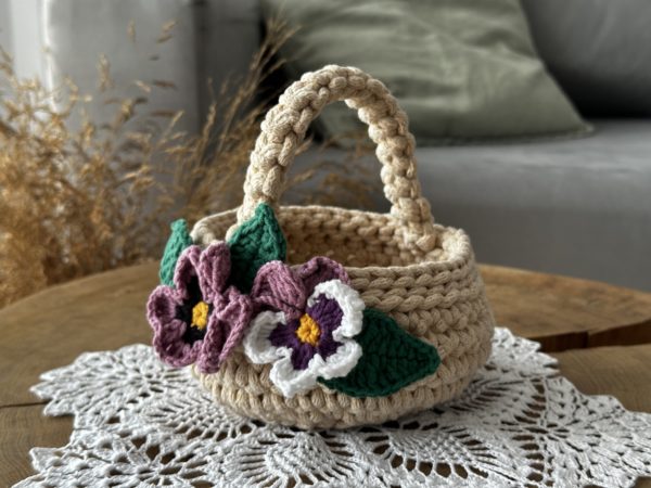 Dzieciecy-koszyczek-wielkanocny-na-szydelku-ze-sznurka-z-ozdoba-z-bratkami (9) Dziecięcy koszyczek wielkanocny z bratkami z kwiatkami dla dwulatki koszyczek dla trzylatki mały koszyczek wielkanocny ze snzurka na szydełku beżowy z odobą z dekoracją ręcznie robiony miękki