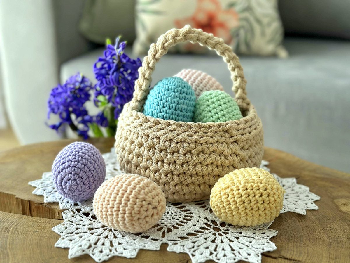 Pisanki na szydełku do koszyczka z włóczki kolorowe ozodby do koszyczka dla dziecka koszyczek wielkanocny pisanki jajka wielkanocne szydełkowe fioletowe żółte różowe