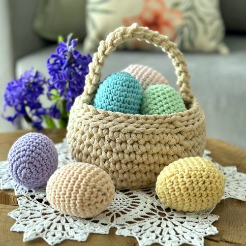 Pisanki na szydełku do koszyczka z włóczki kolorowe ozodby do koszyczka dla dziecka koszyczek wielkanocny pisanki jajka wielkanocne szydełkowe fioletowe żółte różowe
