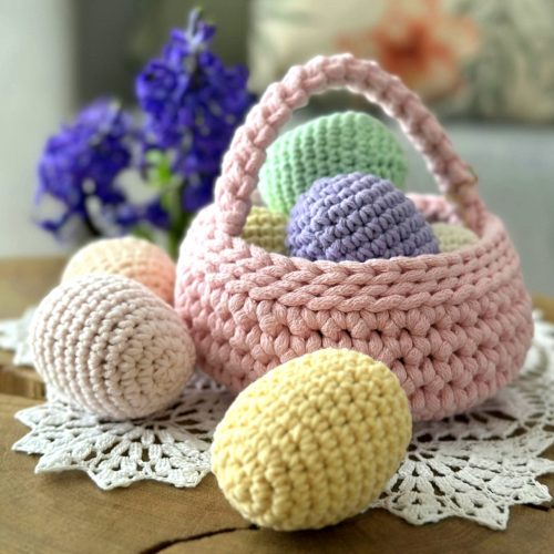 Pisanki na szydełku do koszyczka z włóczki kolorowe ozodby do koszyczka dla dziecka koszyczek wielkanocny pisanki jajka wielkanocne szydełkowe fioletowe żółte różowe