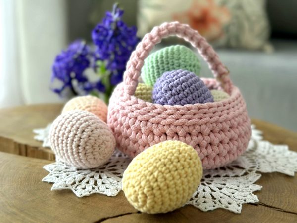 Pisanki na szydełku do koszyczka z włóczki kolorowe ozodby do koszyczka dla dziecka koszyczek wielkanocny pisanki jajka wielkanocne szydełkowe fioletowe żółte różowe