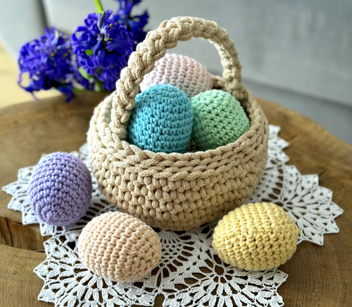 Pisanki na szydełku do koszyczka z włóczki kolorowe ozodby do koszyczka dla dziecka koszyczek wielkanocny pisanki jajka wielkanocne szydełkowe fioletowe żółte różowe