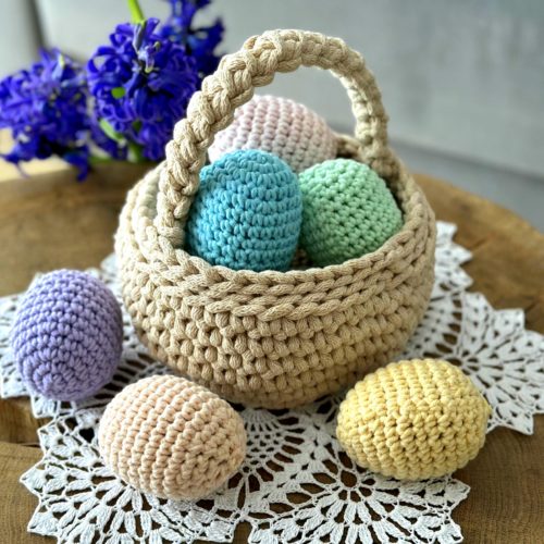 Pisanki na szydełku do koszyczka z włóczki kolorowe ozodby do koszyczka dla dziecka koszyczek wielkanocny pisanki jajka wielkanocne szydełkowe fioletowe żółte różowe