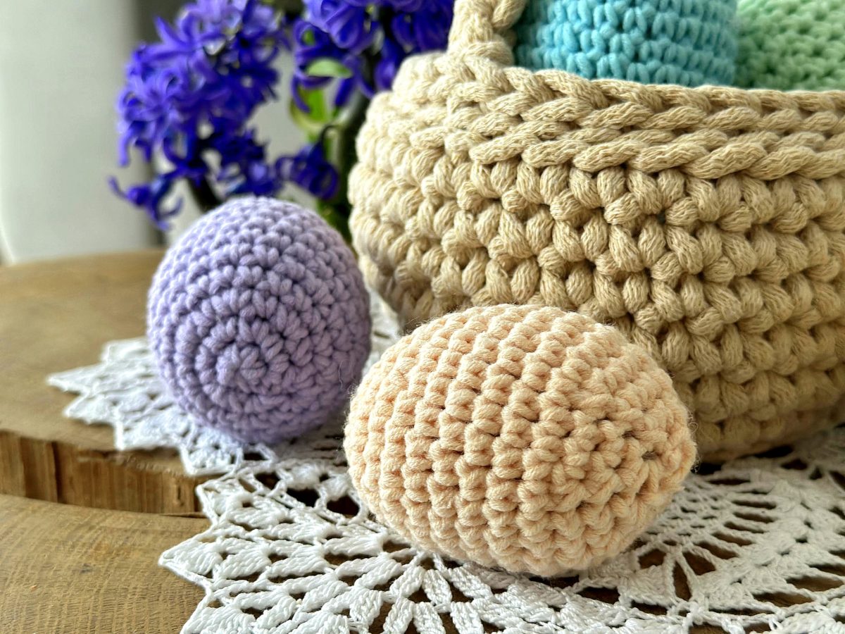 Pisanki na szydełku do koszyczka z włóczki kolorowe ozodby do koszyczka dla dziecka koszyczek wielkanocny pisanki jajka wielkanocne szydełkowe fioletowe żółte różowe