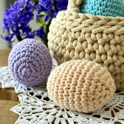 Pisanki na szydełku do koszyczka z włóczki kolorowe ozodby do koszyczka dla dziecka koszyczek wielkanocny pisanki jajka wielkanocne szydełkowe fioletowe żółte różowe