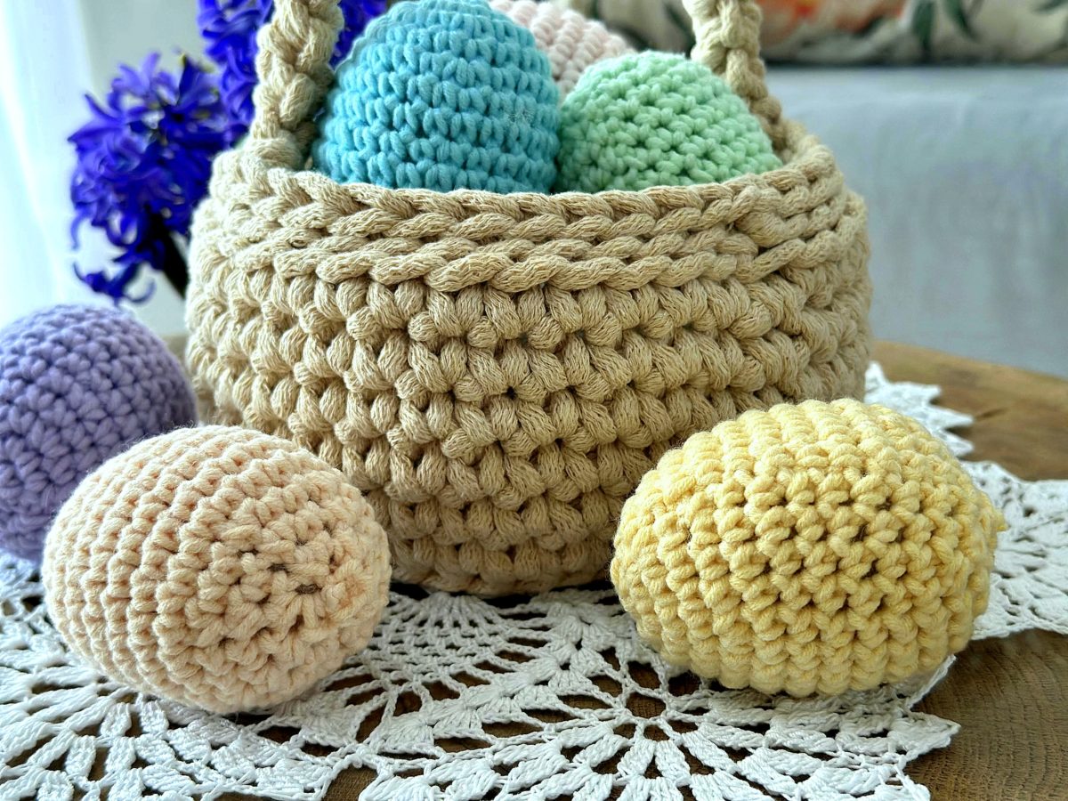 Pisanki na szydełku do koszyczka z włóczki kolorowe ozodby do koszyczka dla dziecka koszyczek wielkanocny pisanki jajka wielkanocne szydełkowe fioletowe żółte różowe