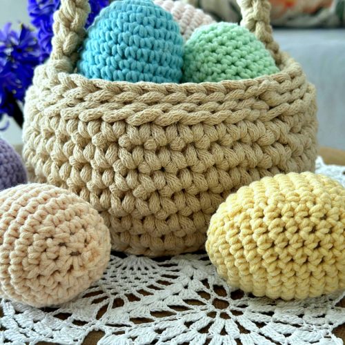 Pisanki na szydełku do koszyczka z włóczki kolorowe ozodby do koszyczka dla dziecka koszyczek wielkanocny pisanki jajka wielkanocne szydełkowe fioletowe żółte różowe