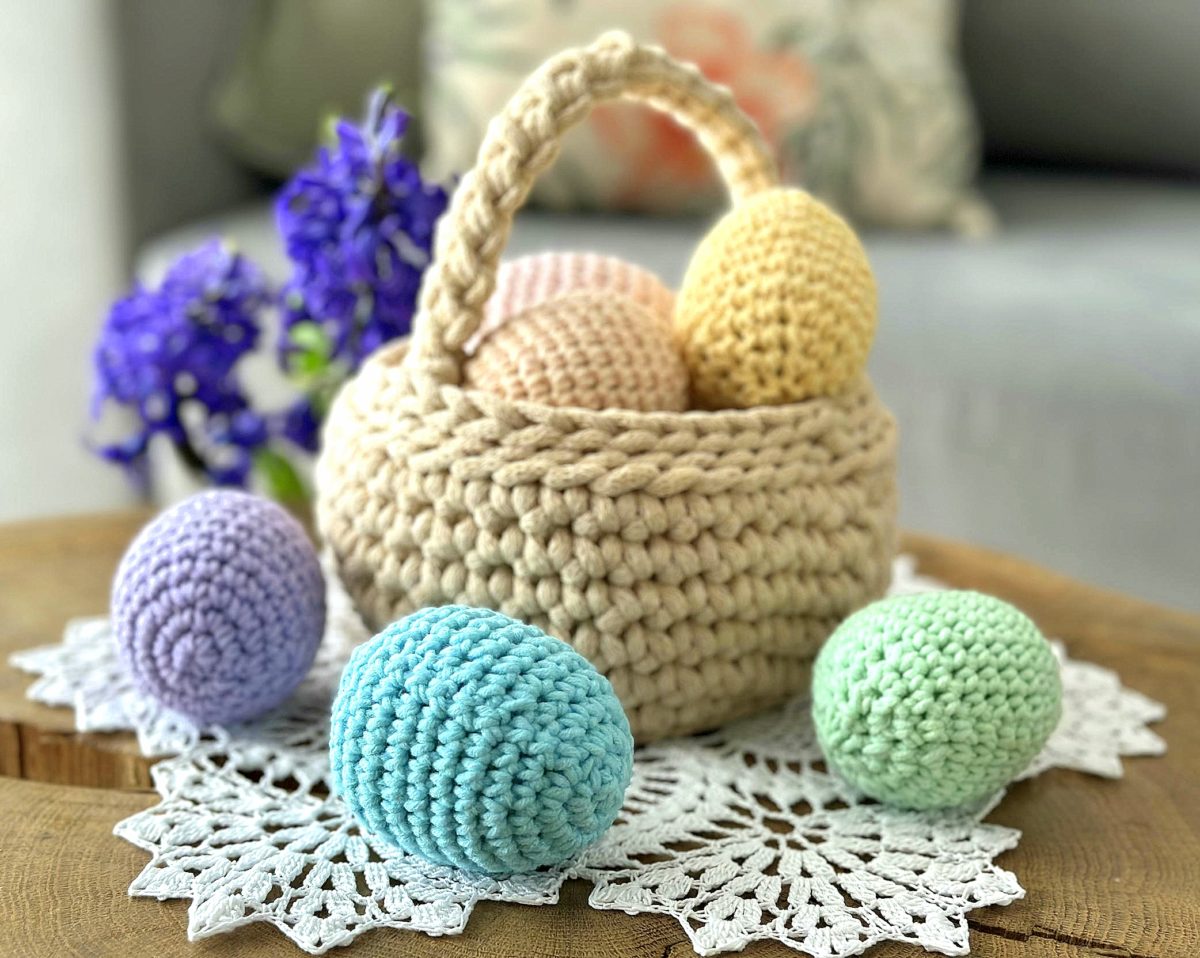 Pisanki na szydełku do koszyczka z włóczki kolorowe ozodby do koszyczka dla dziecka koszyczek wielkanocny pisanki jajka wielkanocne szydełkowe fioletowe żółte różowe