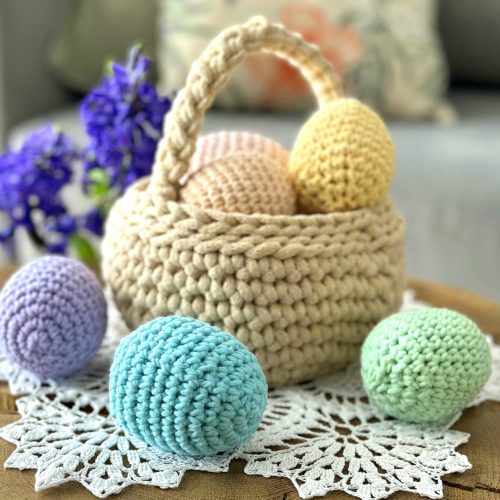 Pisanki na szydełku do koszyczka z włóczki kolorowe ozodby do koszyczka dla dziecka koszyczek wielkanocny pisanki jajka wielkanocne szydełkowe fioletowe żółte różowe