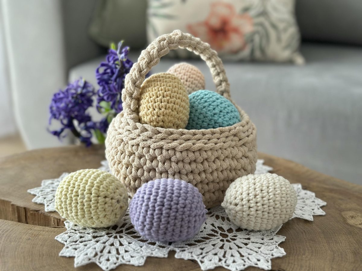 Pisanki na szydełku do koszyczka z włóczki kolorowe ozodby do koszyczka dla dziecka koszyczek wielkanocny pisanki jajka wielkanocne szydełkowe fioletowe żółte różowe