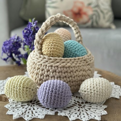 Pisanki na szydełku do koszyczka z włóczki kolorowe ozodby do koszyczka dla dziecka koszyczek wielkanocny pisanki jajka wielkanocne szydełkowe fioletowe żółte różowe