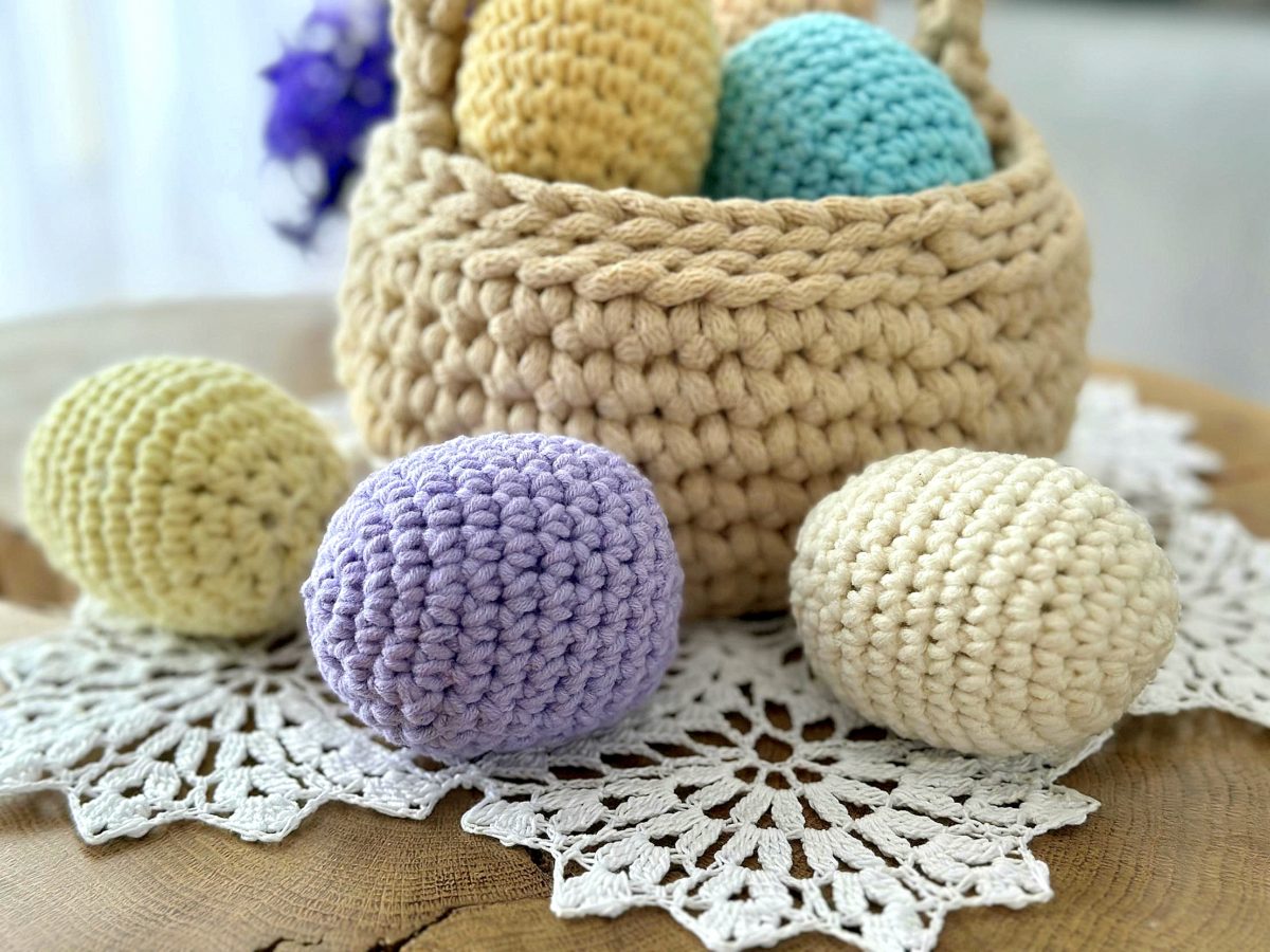 Pisanki na szydełku do koszyczka z włóczki kolorowe ozodby do koszyczka dla dziecka koszyczek wielkanocny pisanki jajka wielkanocne szydełkowe fioletowe żółte różowe