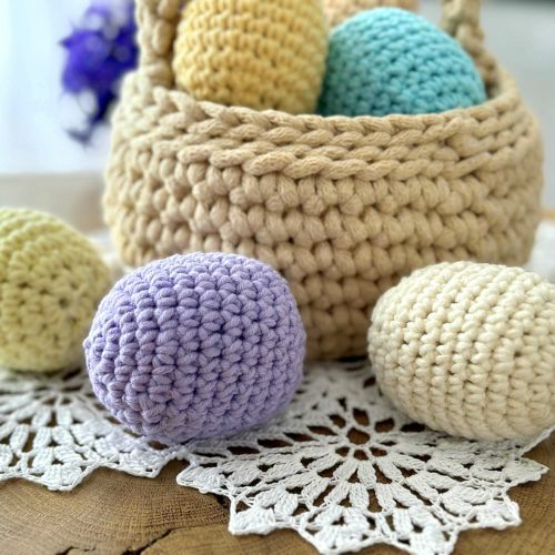 Pisanki na szydełku do koszyczka z włóczki kolorowe ozodby do koszyczka dla dziecka koszyczek wielkanocny pisanki jajka wielkanocne szydełkowe fioletowe żółte różowe