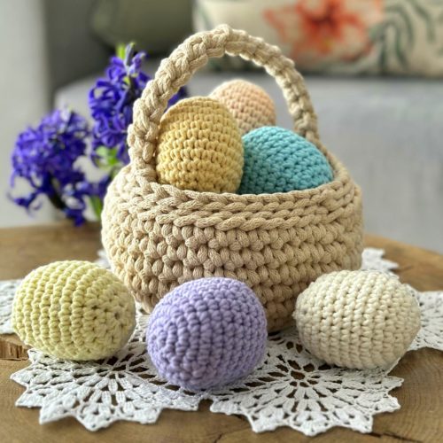 Pisanki na szydełku do koszyczka z włóczki kolorowe ozodby do koszyczka dla dziecka koszyczek wielkanocny pisanki jajka wielkanocne szydełkowe fioletowe żółte różowe