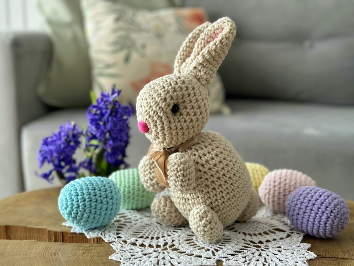 Zając wielkanocny na szydełku z włóczki do koszyka handmade zając beżowy rękodzieło na szydełku wielkanocne zajączek króliczek miękki