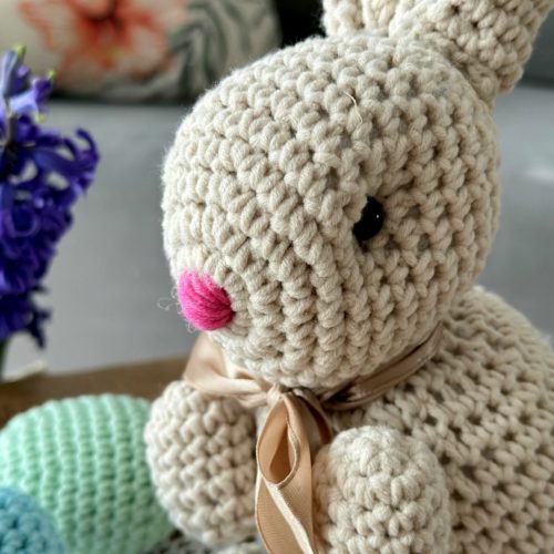 Zając wielkanocny na szydełku z włóczki do koszyka handmade zając beżowy rękodzieło na szydełku wielkanocne zajączek króliczek miękki