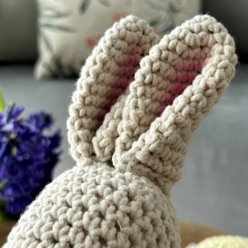 Zając wielkanocny na szydełku z włóczki do koszyka handmade zając beżowy rękodzieło na szydełku wielkanocne zajączek króliczek miękki