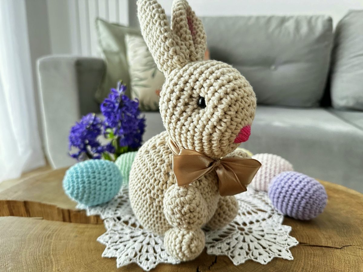 Zając wielkanocny na szydełku z włóczki do koszyka handmade zając beżowy rękodzieło na szydełku wielkanocne zajączek króliczek miękki