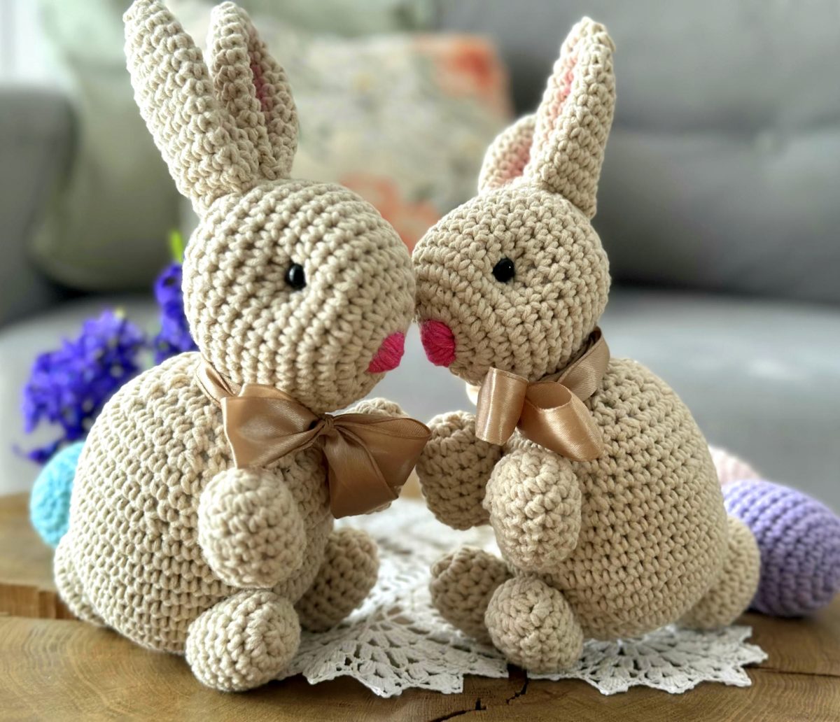 Zając wielkanocny na szydełku z włóczki do koszyka handmade zając beżowy rękodzieło na szydełku wielkanocne zajączek króliczek miękki