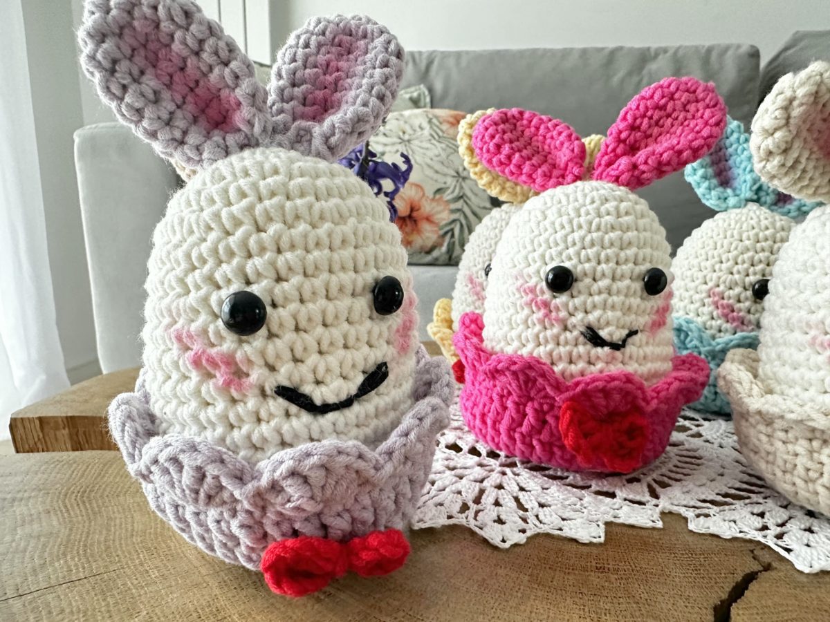 Zajączki wielkanocne na szydełku w koszyczkach kolorowe wielkanocne zające króliki dekoracje handmade wielkanoc 2026