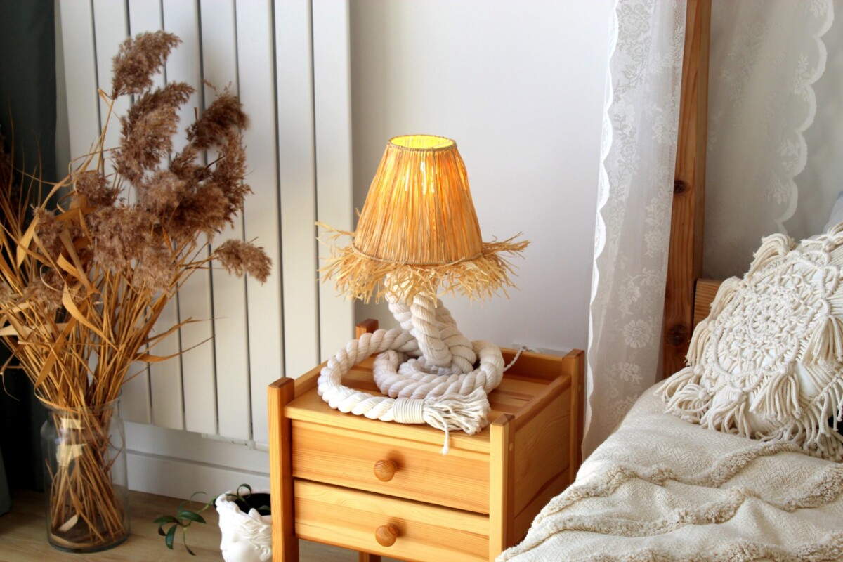 Abażur do lampki nocnej boho, lampka nocna w stylu boho, lampka nocna boho z rafią, lampka nocna z rafii, lampka nocna do sypialni, lampka nocna ikea, lampka nocna do kontaktu, lampka nocna stojąca boho, lampka nocna styl boho, dekoracje so sypialni boho, sypialnia boho inspiracje, jak urządzić sypialnię boho
