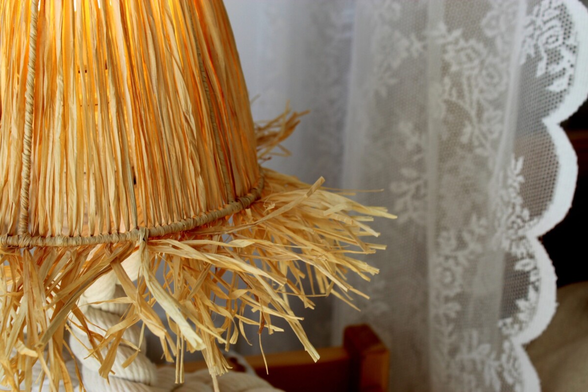 Abażur do lampki nocnej boho, lampka nocna w stylu boho, lampka nocna boho z rafią, lampka nocna z rafii, lampka nocna do sypialni, lampka nocna ikea, lampka nocna do kontaktu, lampka nocna stojąca boho, lampka nocna styl boho, dekoracje so sypialni boho, sypialnia boho inspiracje, jak urządzić sypialnię boho
