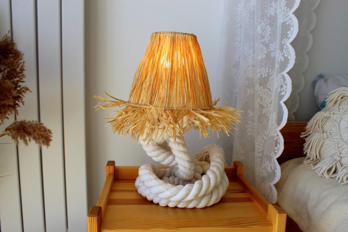 Abażur do lampki nocnej boho, lampka nocna w stylu boho, lampka nocna boho z rafią, lampka nocna z rafii, lampka nocna do sypialni, lampka nocna ikea, lampka nocna do kontaktu, lampka nocna stojąca boho, lampka nocna styl boho, dekoracje so sypialni boho, sypialnia boho inspiracje, jak urządzić sypialnię boho