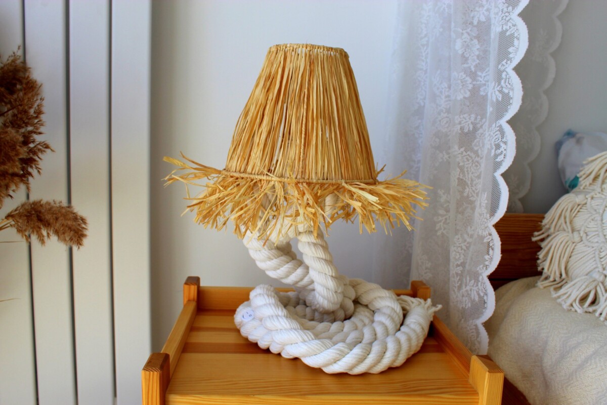 Abażur do lampki nocnej boho, lampka nocna w stylu boho, lampka nocna boho z rafią, lampka nocna z rafii, lampka nocna do sypialni, lampka nocna ikea, lampka nocna do kontaktu, lampka nocna stojąca boho, lampka nocna styl boho, dekoracje so sypialni boho, sypialnia boho inspiracje, jak urządzić sypialnię boho