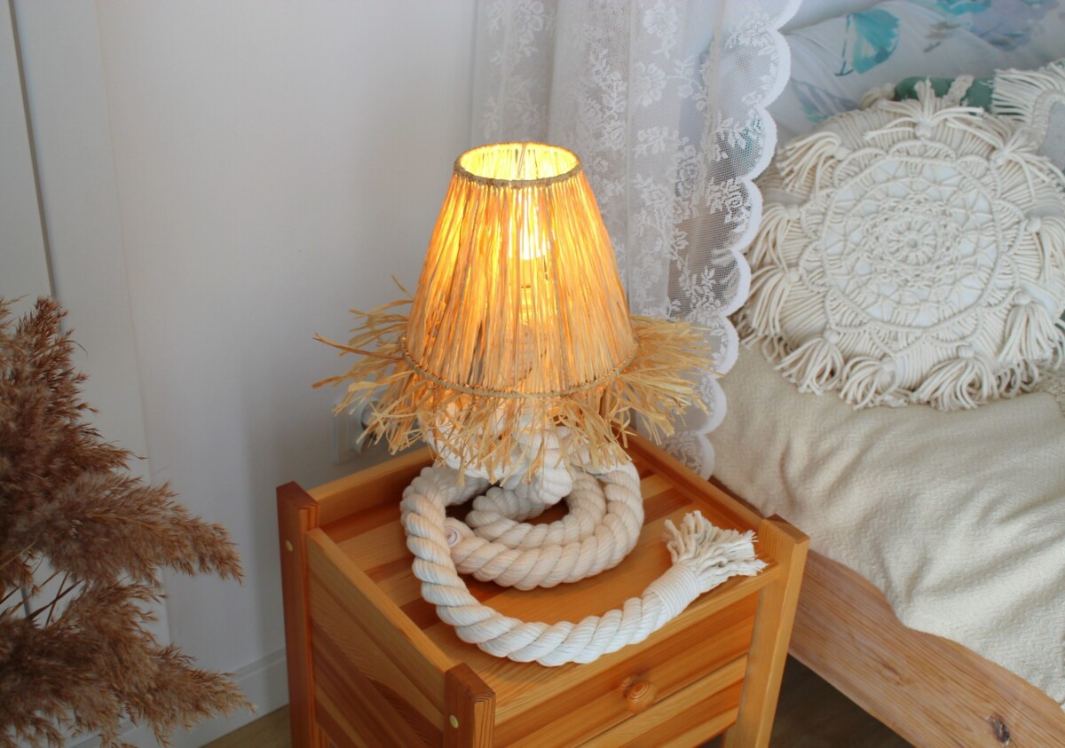 Abażur do lampki nocnej boho, lampka nocna w stylu boho, lampka nocna boho z rafią, lampka nocna z rafii, lampka nocna do sypialni, lampka nocna ikea, lampka nocna do kontaktu, lampka nocna stojąca boho, lampka nocna styl boho, dekoracje so sypialni boho, sypialnia boho inspiracje, jak urządzić sypialnię boho