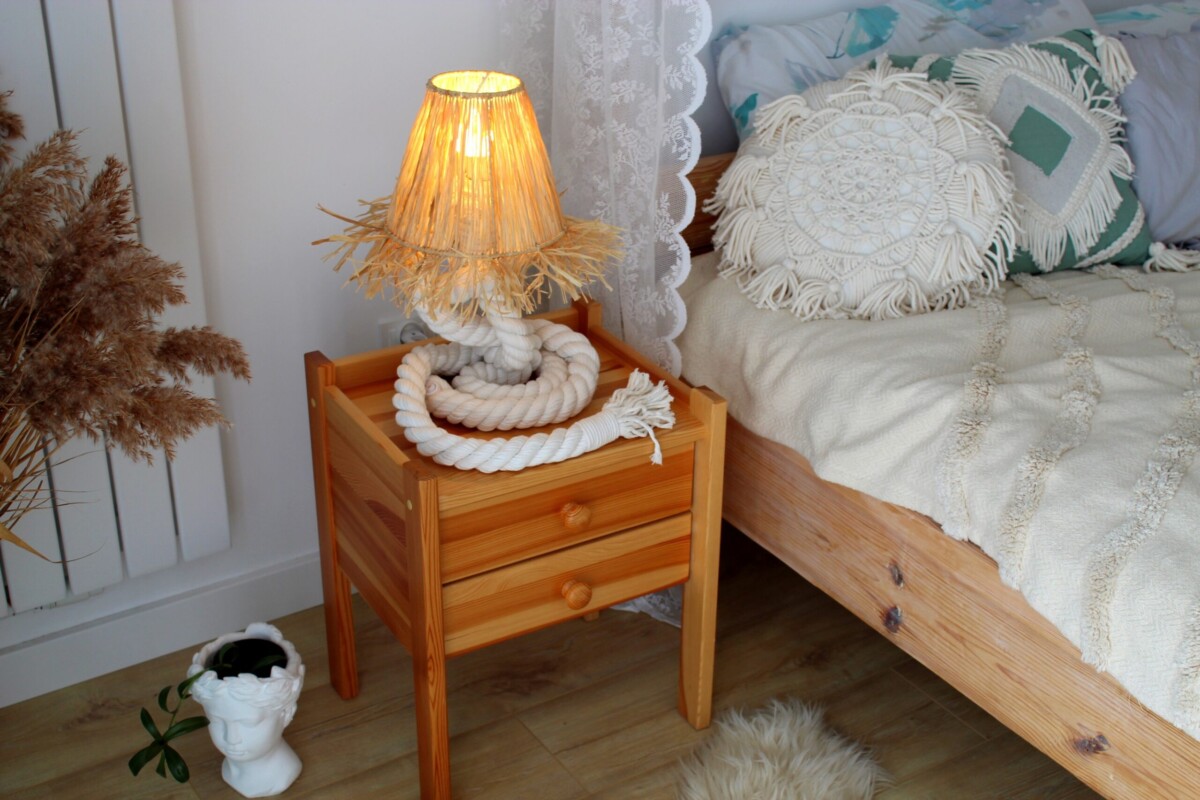 Abażur do lampki nocnej boho, lampka nocna w stylu boho, lampka nocna boho z rafią, lampka nocna z rafii, lampka nocna do sypialni, lampka nocna ikea, lampka nocna do kontaktu, lampka nocna stojąca boho, lampka nocna styl boho, dekoracje so sypialni boho, sypialnia boho inspiracje, jak urządzić sypialnię boho