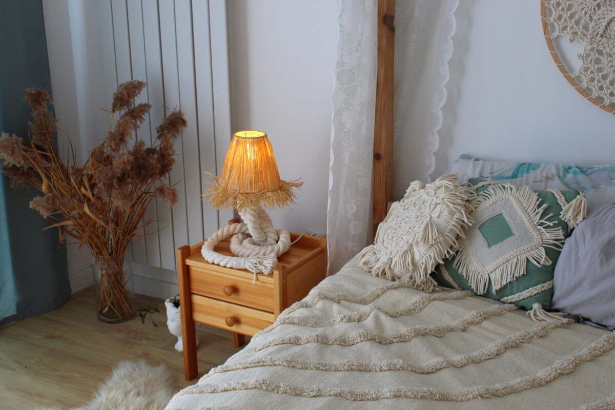 Abażur do lampki nocnej boho, lampka nocna w stylu boho, lampka nocna boho z rafią, lampka nocna z rafii, lampka nocna do sypialni, lampka nocna ikea, lampka nocna do kontaktu, lampka nocna stojąca boho, lampka nocna styl boho, dekoracje so sypialni boho, sypialnia boho inspiracje, jak urządzić sypialnię boho