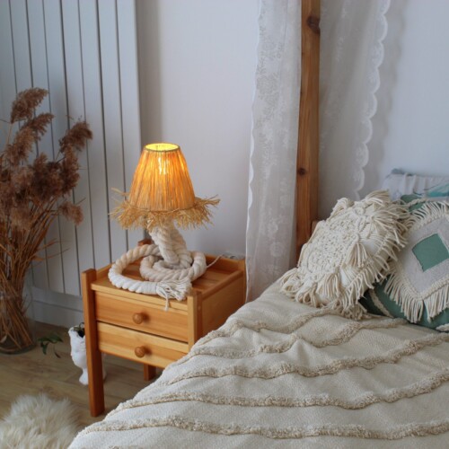 Abażur do lampki nocnej boho, lampka nocna w stylu boho, lampka nocna boho z rafią, lampka nocna z rafii, lampka nocna do sypialni, lampka nocna ikea, lampka nocna do kontaktu, lampka nocna stojąca boho, lampka nocna styl boho, dekoracje so sypialni boho, sypialnia boho inspiracje, jak urządzić sypialnię boho