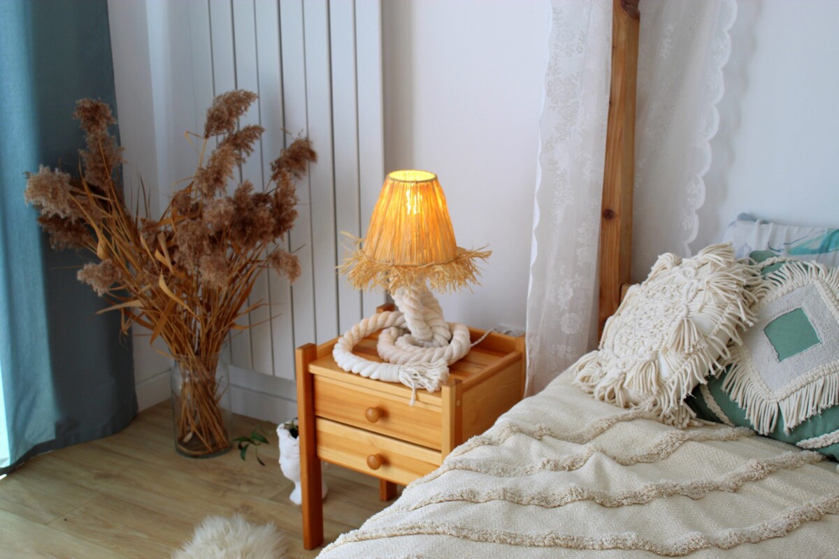 Abażur do lampki nocnej boho, lampka nocna w stylu boho, lampka nocna boho z rafią, lampka nocna z rafii, lampka nocna do sypialni, lampka nocna ikea, lampka nocna do kontaktu, lampka nocna stojąca boho, lampka nocna styl boho, dekoracje so sypialni boho, sypialnia boho inspiracje, jak urządzić sypialnię boho