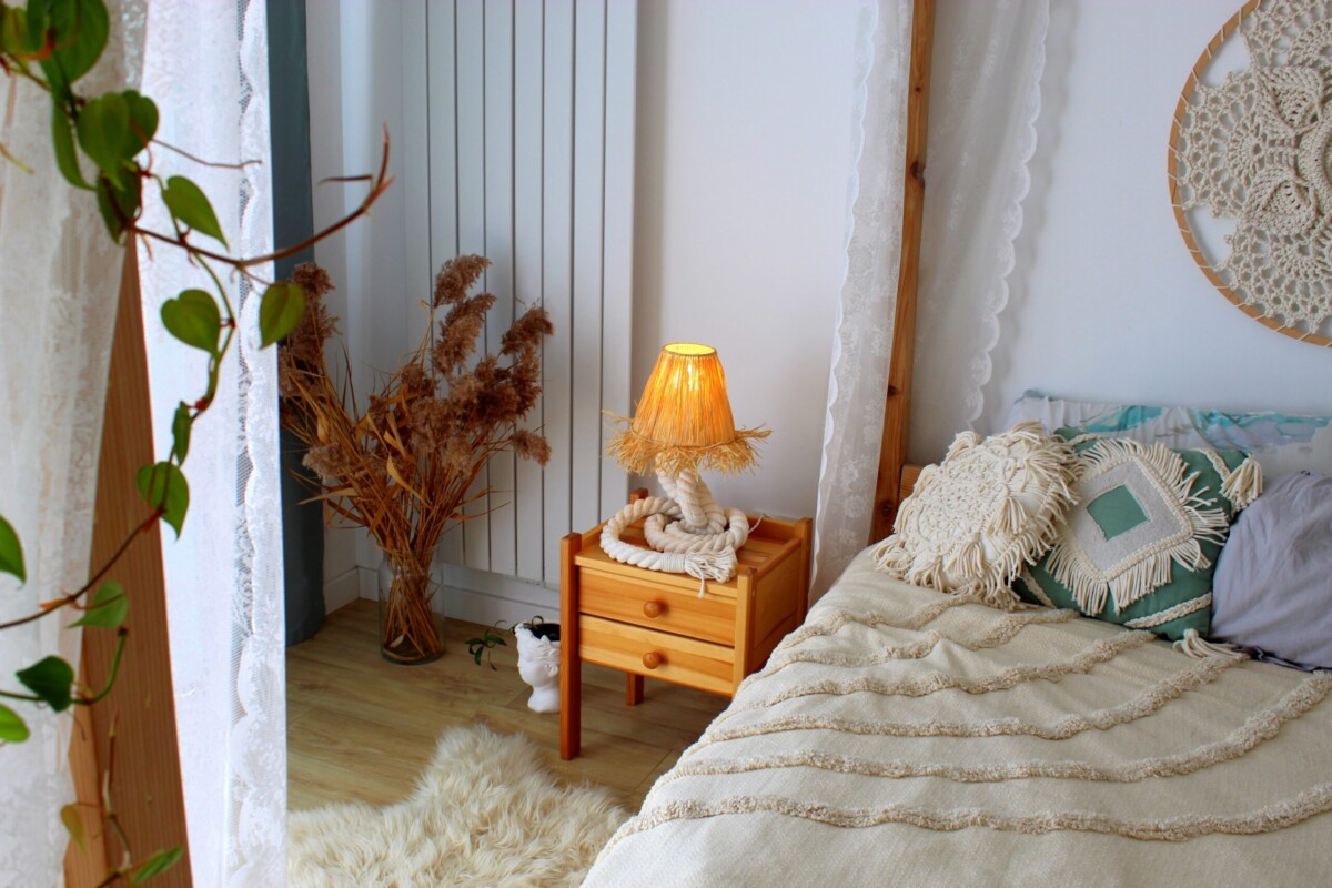 Abażur do lampki nocnej boho, lampka nocna w stylu boho, lampka nocna boho z rafią, lampka nocna z rafii, lampka nocna do sypialni, lampka nocna ikea, lampka nocna do kontaktu, lampka nocna stojąca boho, lampka nocna styl boho, dekoracje so sypialni boho, sypialnia boho inspiracje, jak urządzić sypialnię boho