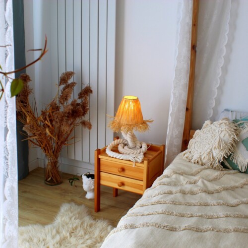 Abażur do lampki nocnej boho, lampka nocna w stylu boho, lampka nocna boho z rafią, lampka nocna z rafii, lampka nocna do sypialni, lampka nocna ikea, lampka nocna do kontaktu, lampka nocna stojąca boho, lampka nocna styl boho, dekoracje so sypialni boho, sypialnia boho inspiracje, jak urządzić sypialnię boho