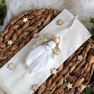 Aniołek na choinkę ze sznurka biały ze złotem, aniołek na choinkę makrama, biały aniołek, ozdoby na choinkę z makramy, ozdoby choinkowe aniołki, aniołki ozdoby choinkowe, białe aniołki na choinkę, aniołki ręcznie robione na choinkę