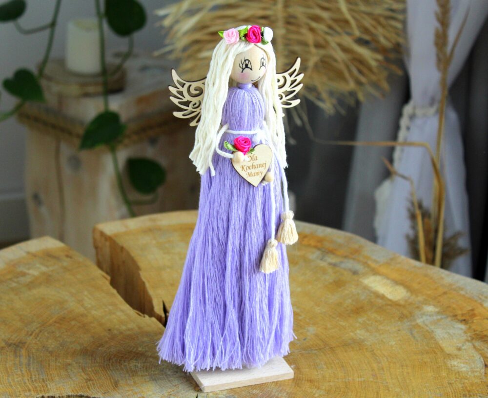 Aniołek stojący fioletowy ze sznurka makrama.