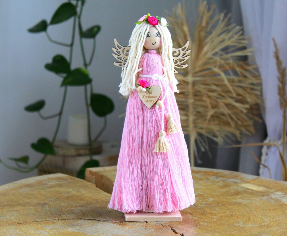 Aniołek stojący ze sznurka makrama różowy