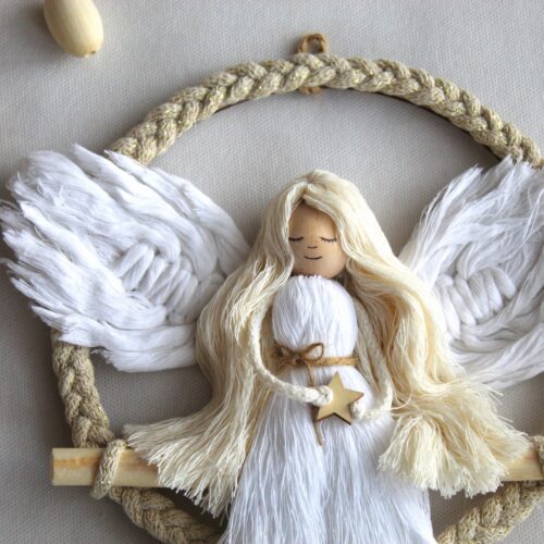 Aniołek makrama personalizowany z imieniem na ścianę, na chrzest, na komunię, aniołek ze sznurka biały, aniołek, aniołek do pokoju dziecka, anioł makrama dla dziewczynki, dekoracje do pokoju dziecięcego boho, aniołek z buzią twarzą, rzeszów, sędziszów małopolski, angel rope, blond hair