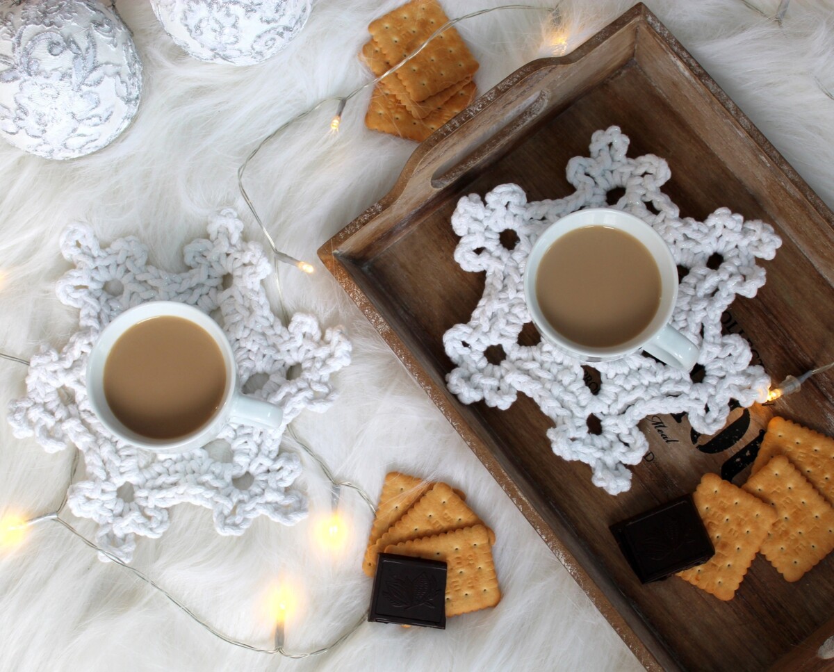 Duża śnieżynka biała iskrząca na szydełku świąteczna dekoracja okna podkładka śnieżynka zimowa rękodzieło handmade snowflake