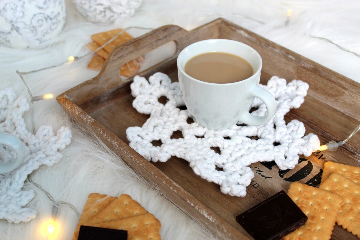 Duża śnieżynka biała iskrząca na szydełku świąteczna dekoracja okna podkładka śnieżynka zimowa rękodzieło handmade snowflake