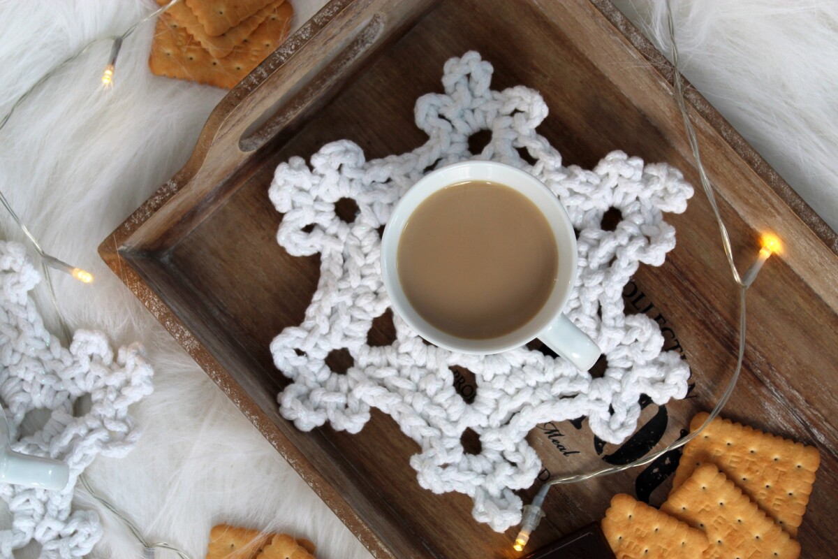 Duża śnieżynka biała iskrząca na szydełku świąteczna dekoracja okna podkładka śnieżynka zimowa rękodzieło handmade snowflake