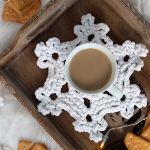 Duża śnieżynka biała iskrząca na szydełku świąteczna dekoracja okna podkładka śnieżynka zimowa rękodzieło handmade snowflake
