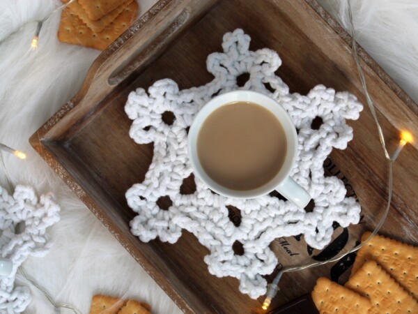 Duża śnieżynka biała iskrząca na szydełku świąteczna dekoracja okna podkładka śnieżynka zimowa rękodzieło handmade snowflake