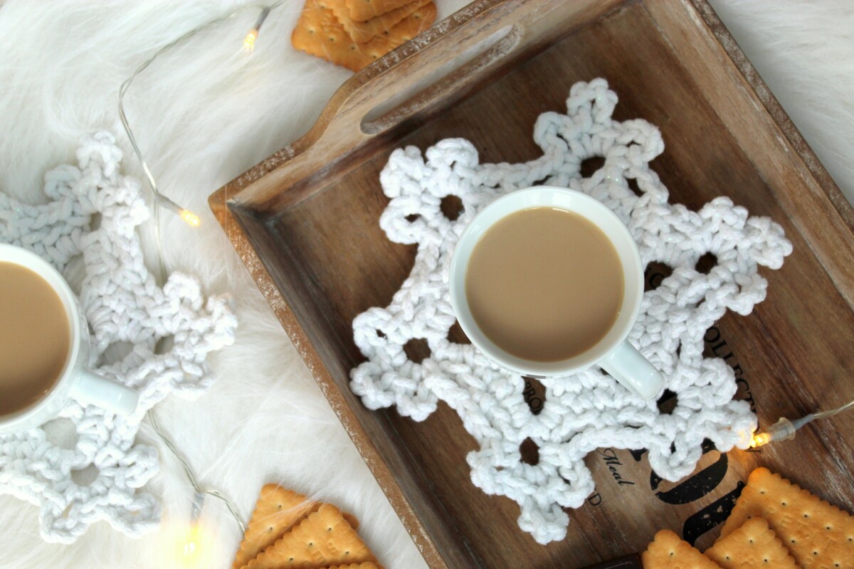 Duża śnieżynka biała iskrząca na szydełku świąteczna dekoracja okna podkładka śnieżynka zimowa rękodzieło handmade snowflake