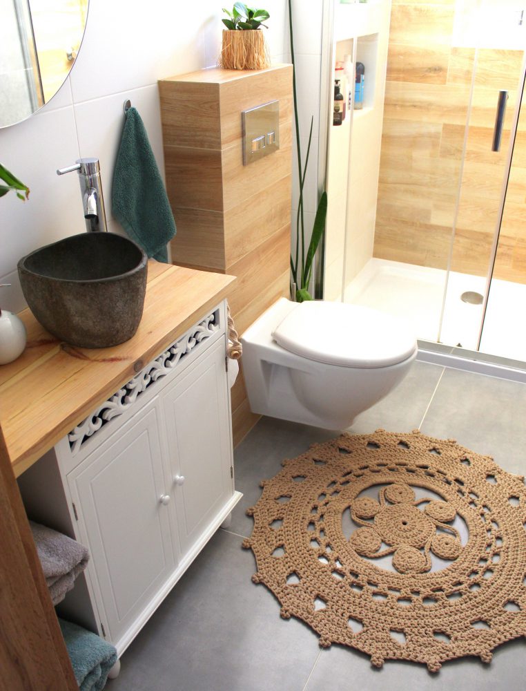 Dywanik łazienkowy okrągły boho beżowy, łazienka biała z drewnem, dywanik łazienkowy na szydełku ze sznurka boho, dywanik łazienkowy w stylu boho, dywanik łazienkowy w kolorze drewna, umywalka z kamienia, szare płytki w łazience, wąska łazienka aranżacje wąskiej łazienki, szafka pod umywalkę z kamienia, łazienka aranżacje, łazienka biała z drewnem, łazienka z prysznicem boho, inspiracje łazienka z oknem, dekoracje do domu boho rzeszów podkarpackie sędziszów małopolski