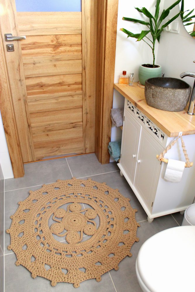 Dywanik łazienkowy okrągły boho beżowy, łazienka biała z drewnem, dywanik łazienkowy na szydełku ze sznurka boho, dywanik łazienkowy w stylu boho, dywanik łazienkowy w kolorze drewna, umywalka z kamienia, szare płytki w łazience, wąska łazienka aranżacje wąskiej łazienki, szafka pod umywalkę z kamienia, łazienka aranżacje, łazienka biała z drewnem, łazienka z prysznicem boho, inspiracje łazienka z oknem, dekoracje do domu boho rzeszów podkarpackie sędziszów małopolski